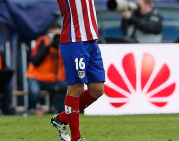 Un golazo de Correa le dio el triunfo al Atlético Madrid para mantener la punta