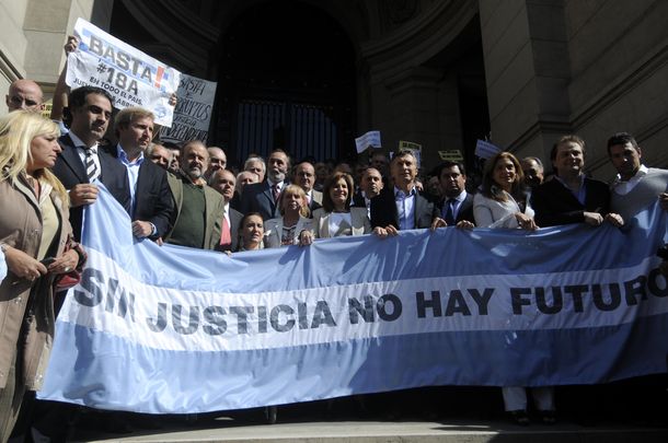 La oposición se concentró en Tribunales contra la reforma