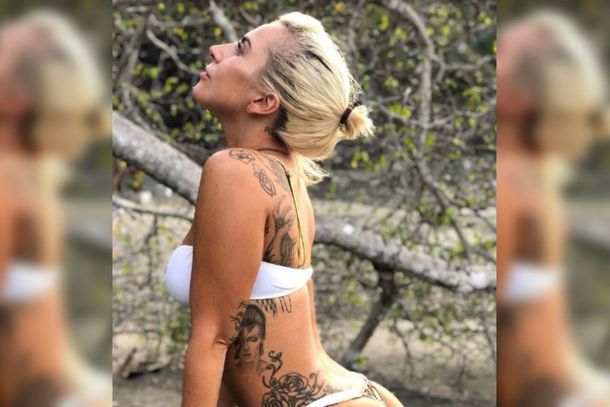 Lady Gaga se destapó, mostró la cola y calentó las redes