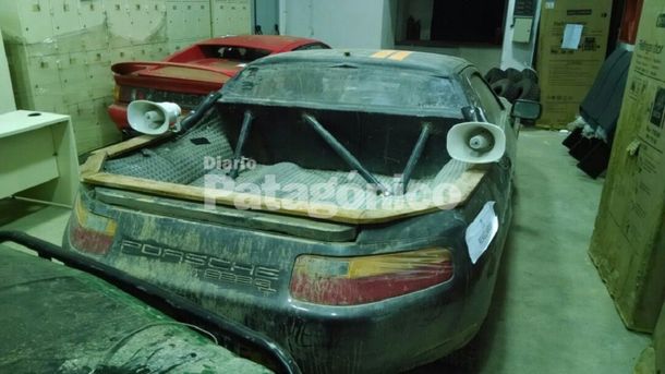 Así están los autos del staff de Top Gear en la Aduana de Río Grande (foto de Patagónico.net)