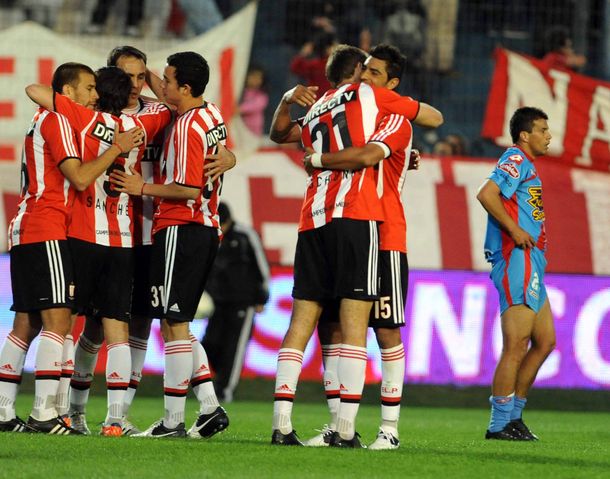 Estudiantes buscará una alegria en su visita a Arsenal