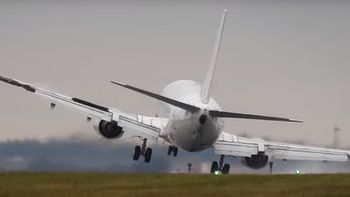 Las maniobras que debió hacer un piloto de Boeing para aterrizar en Praga. Las maniobras que debió hacer un piloto de Boeing para aterrizar en Praga.