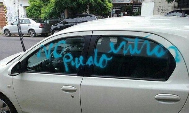 Una mujer se cansó de que le estacionaran en el garage y escribió con aerosol un auto
