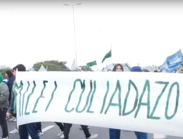 Milei culiadazo: así esperan al Presidente en Córdoba