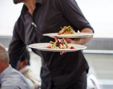 Se quejó por un plato en un restaurante y la insultaron en la cuenta