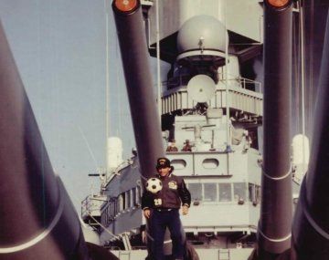 Las fotos inéditas de Diego Maradona en un acorazado de EEUU