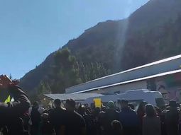 Incidentes en Chubut: un grupo antiminería tiró piedras a la combi en la que viajaba el Presidente