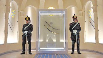 descendiente de rosas destrozo a milei por decretar que el sable de san martin vuelva a granaderos: gusano resentido descendiente de rosas destrozo a milei por decretar que el sable de san martin vuelva a granaderos: gusano resentido