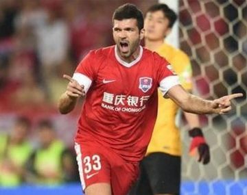 Emmanuel Gigliotti, con la camiseta del Chongqing Lifan