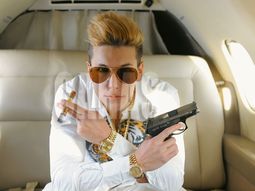 las polemicas fotos de alexander caniggia con un arma