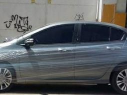 insolito: estaciono mal el auto y se lo envolvieron con papel filme insolito: estaciono mal el auto y se lo envolvieron con papel filme