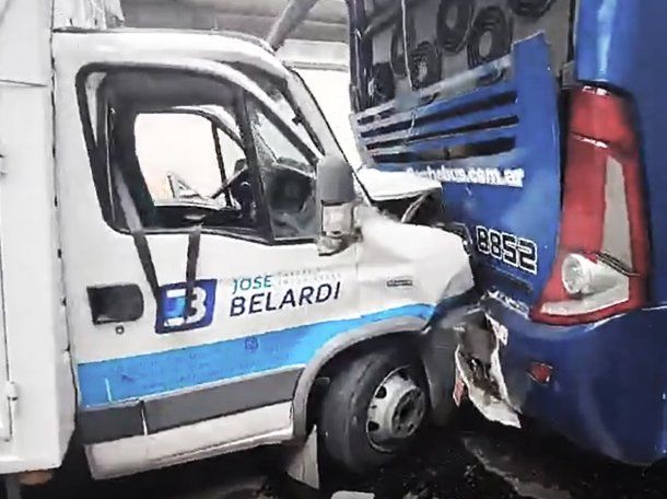 Impresionante accidente en el Paseo del Bajo: chocaron un micro, una camioneta y dos camiones