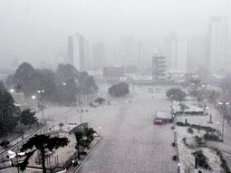 un fugaz pero fuerte temporal con granizo afecto gran parte del conurbano bonaerense un fugaz pero fuerte temporal con granizo afecto gran parte del conurbano bonaerense