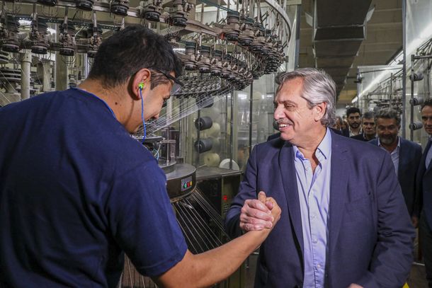 Alberto Fernández durante su visita a una de las textiles más importantes