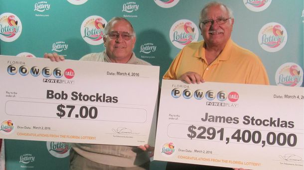 Dos hermanos ganaron la lotería: uno cobró más de 200 millones de dólares y el otro, $7