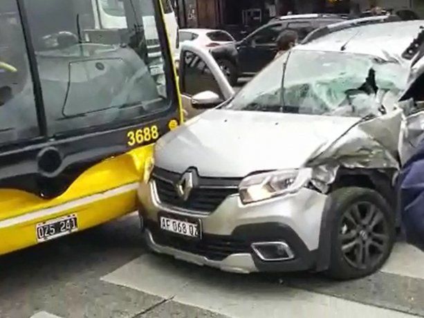 Impresionante choque entre dos colectivos y un auto en Vicente López