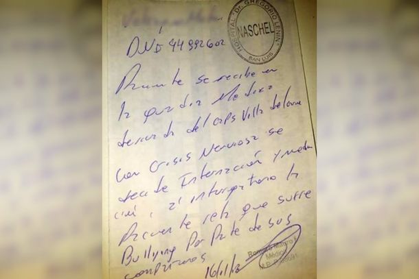 La mamá de la víctima posteó una foto de su hija en el hospital y el certificado médico.