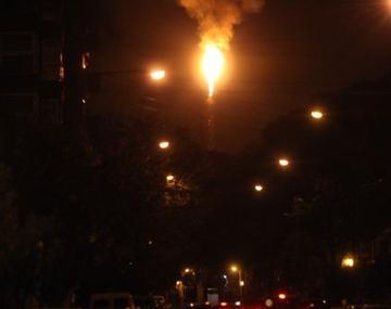 Preocupación en La Plata por  llamas en planta de YPF