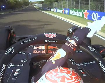 Insólito momento: Verstappen tiró una toalla desde su auto a la pista
