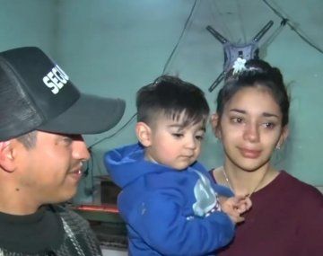 La insólita justificación de los padres del bebé que gateó solo en una calle