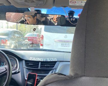 El aterrador mensaje que un taxista lleva en el tablero de su auto