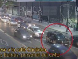 Un limpia vidrios arrebató un auto parado en el semáforo