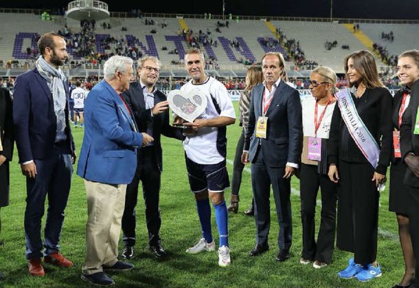 Gabriel Batistuta volvió a jugar: hizo tres goles y lloró de emoción al ser reconocido ciudadano de honor de Florencia