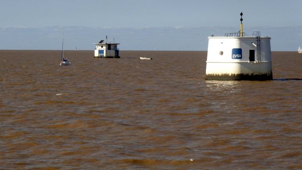 Venta de acciones, suba de tarifas y cortes a deudores: los detalles del plan de privatización de AySA
