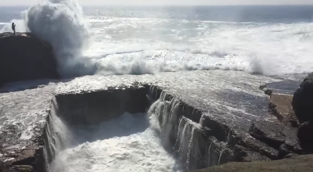 Una turista sacaba fotos cuando una tremenda ola la arrastró hasta El Agujero