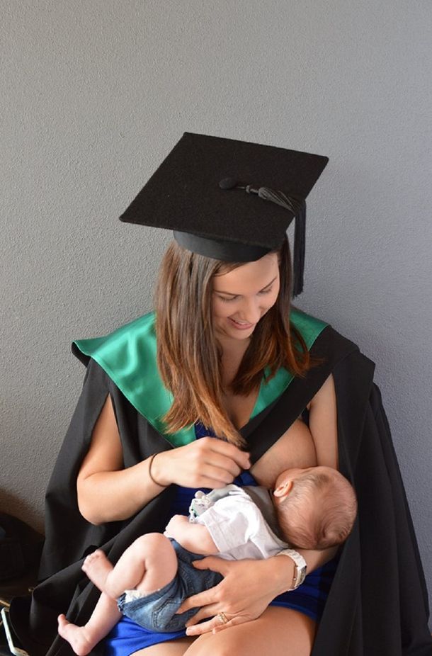 La foto de una mamá y su hijo se convierte en el viral de una colación de grado