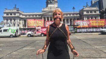 nancy pazos, encadenada y amordazada frente al congreso en defensa del estatuto del periodista nancy pazos, encadenada y amordazada frente al congreso en defensa del estatuto del periodista