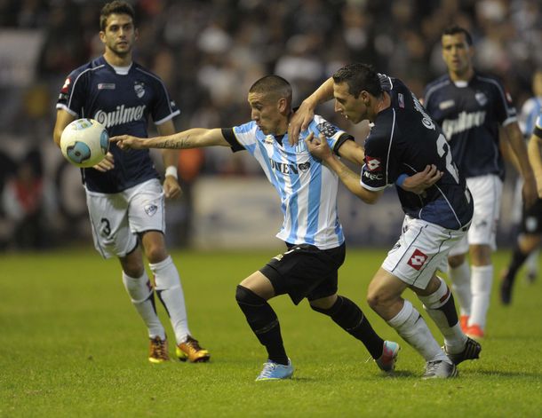 Saja, el arquero de Racing, salió a cruzar a Cantero