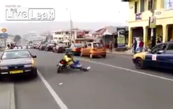 Hace geniales pruebas con la moto en el medio de la calle