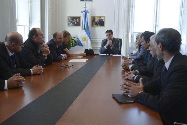 Los puertos vuelven a funcionar con normalidad tras acuerdo con portuarios