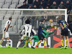 El imparable remate de Cuadrado que rompió el cero en Turín El imparable remate de Cuadrado que rompió el cero en Turín