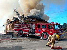 El fuego consumió rápidamente gran parte de la estructura de madera del emblemático hotel a orillas del lago Nahuel Huapi (Bariloche) El fuego consumió rápidamente gran parte de la estructura de madera del emblemático hotel a orillas del lago Nahuel Huapi (Bariloche)