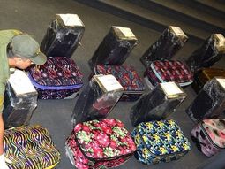 Secuestraron 12 valijas con 400 kilos de cocaína.