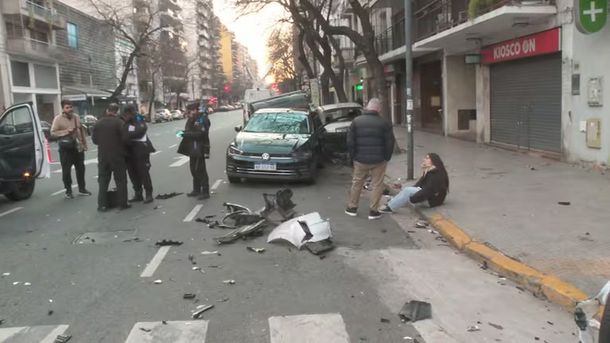 Hubo cuatro heridos, uno de los cuales fue trasladado al hospital Durand con politraumatismos. Hubo cuatro heridos, uno de los cuales fue trasladado al hospital Durand con politraumatismos.