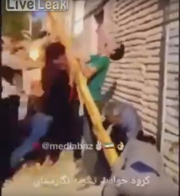 VIDEO: Trataban de arreglar un poste de luz y terminaron todos electrocutados