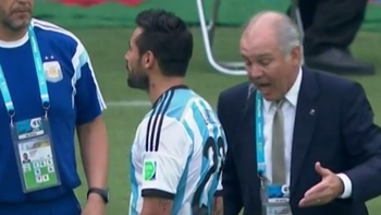 lavezzi le tiro agua a sabella, ¿lo hizo a proposito? lavezzi le tiro agua a sabella, ¿lo hizo a proposito?