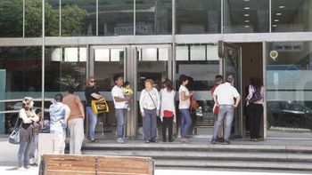 insolito: impuesto por hacer cola en cajeros automaticos insolito: impuesto por hacer cola en cajeros automaticos