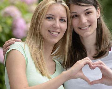 Revelan que las mujeres son naturalmente homosexuales o bisexuales