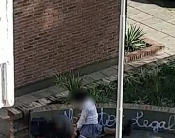Escracharon a dos jóvenes teniendo sexo en plena calle