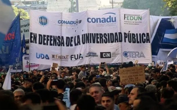 Docentes universitarios amenazan con un paro de actividades por tiempo indeterminado