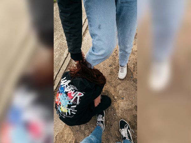 La víctima fue golpeada y pateada en el piso.