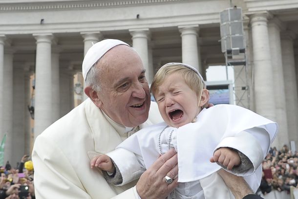 Para el Papa, dos o tres palmaditas en el traste no vienen mal