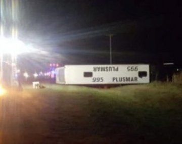 Volcó un micro y murieron dos personas en la ruta 2