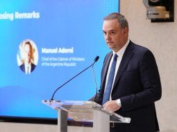 Manuel Adorni se defendió de las críticas tras llevar a su esposa en el avión presidencial: No nos van a...