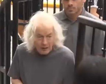 Angus Young de AC/DC sorprendió a los fanáticos en Buenos Aires: salió del hotel y firmó autógrafos
