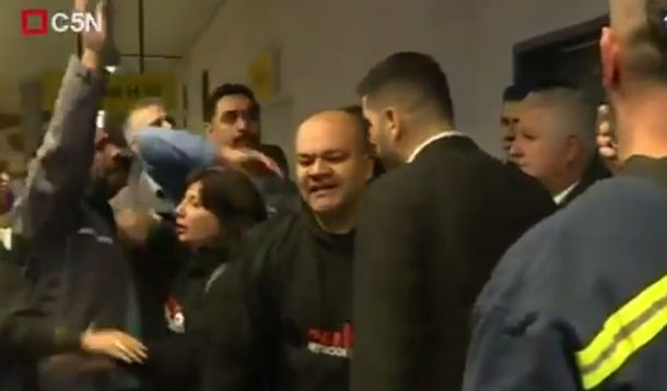 Escándalo y caos en la línea H: abrieron los molinetes y hubo incidentes